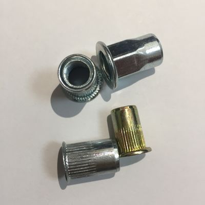노란색 진크 탄소 강철 M6 평면 둥근 머리 반 헥스 리빗 견과류 내부 및 외부